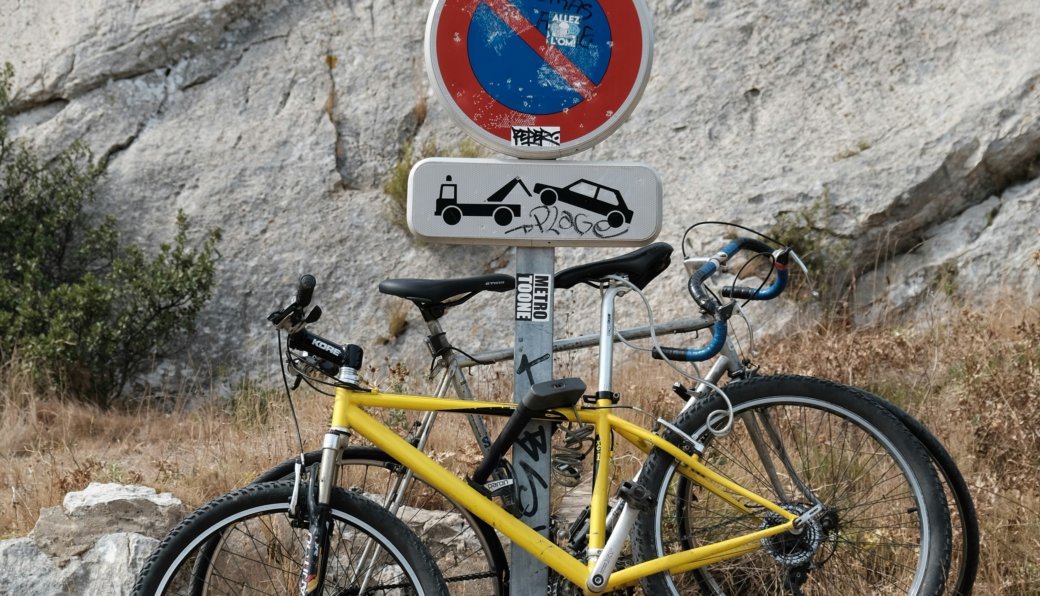 Le nombre de voyageurs responsables atteint un plateau Un vélo est accroché sur un panneau de signalisation au bord d'une route