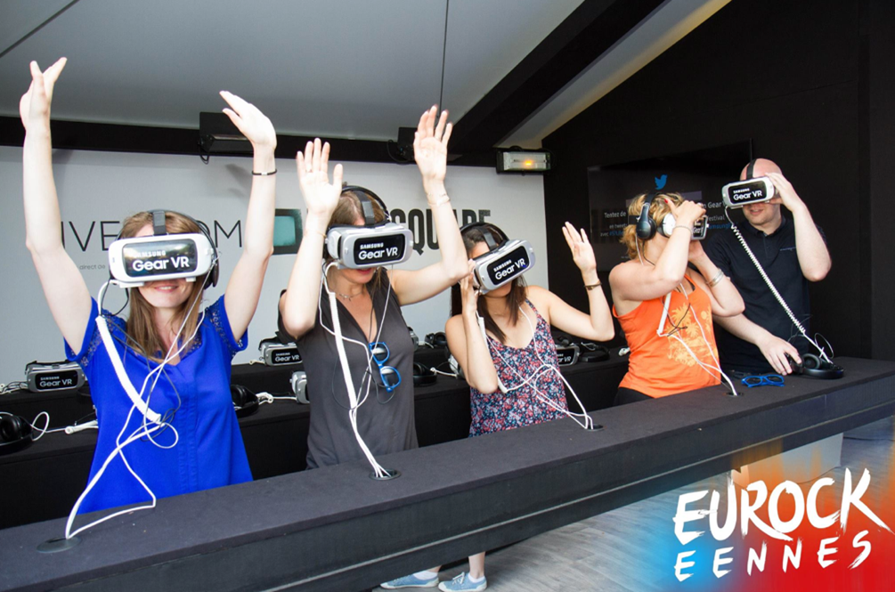 Cinq personnes portent un casque de réalité virtuelle Cinq personnes portent un casque de réalité virtuelle