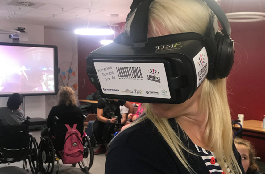 Une femme porte un casque de réalité virtuelle Une femme porte un casque de réalité virtuelle
