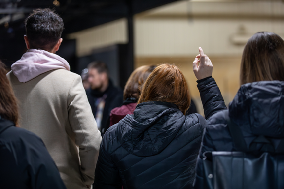 Des participants(-es) posent des questions pendant le parcours Des participants(-es) posent des questions pendant le parcours